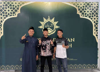 Muslim, Takmir Musholla Al-Furqon Muhammadiyah, berfoto bersama Pimpinan Takmir Masjid Ar-Royyan Muhammadiyah Buduran.