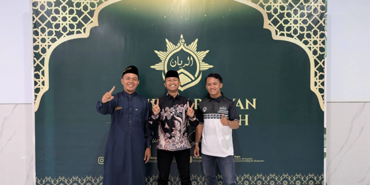 Muslim, Takmir Musholla Al-Furqon Muhammadiyah, berfoto bersama Pimpinan Takmir Masjid Ar-Royyan Muhammadiyah Buduran.